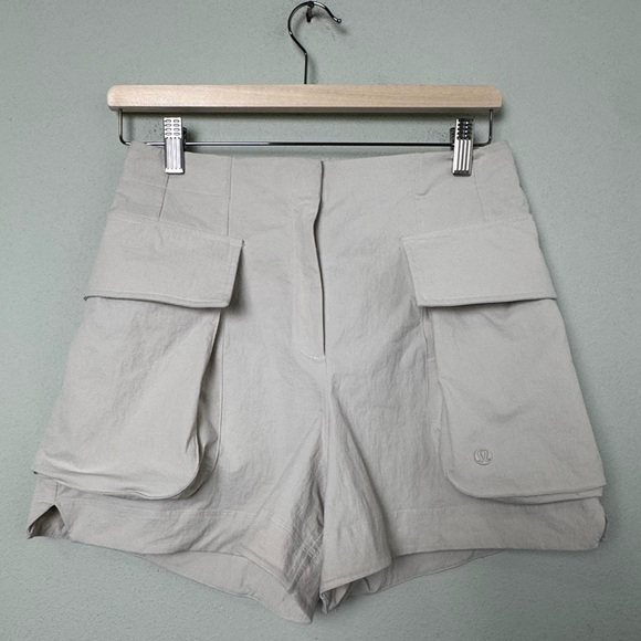 Lululemon Relaxed-Fit Super-High-Rise Cargo Short 4"  in Bone Size 4 - Picture 5 of 16